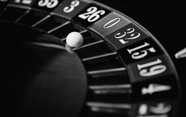Dealer live casino profesional menyapa pemain melalui streaming live pada platform hajar69